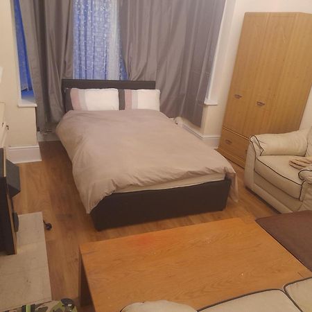 Big Room With Free Parking Лондон Екстериор снимка